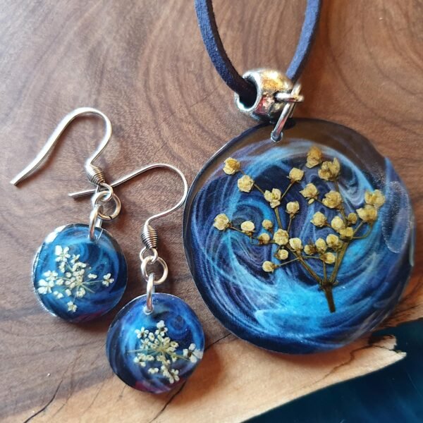 Pendant and earrings from elderflower in resin