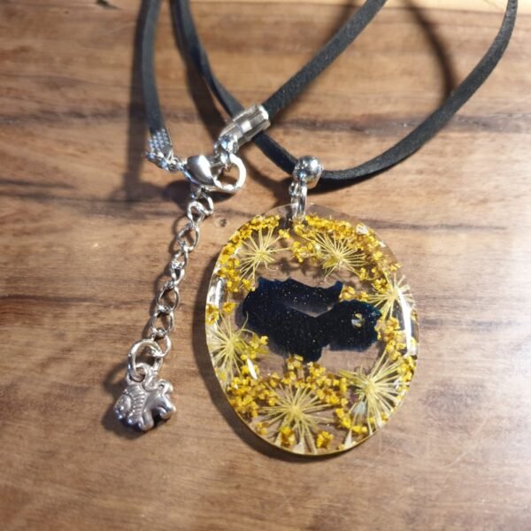 Resin pendant from yellow parsnip flower
